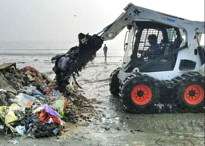 Máy dọn rác sinh hoạt trên bãi biển