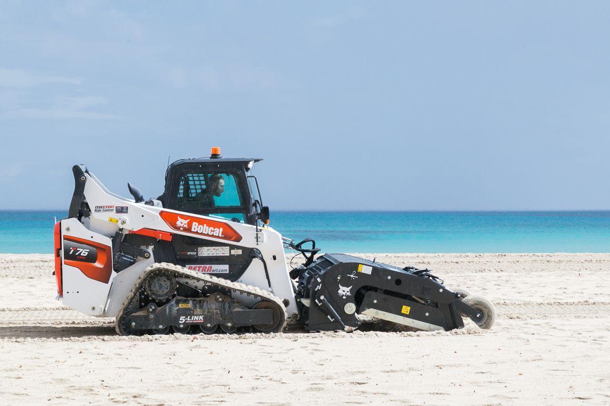 Giải pháp làm sạch bãi biển bằng máy chuyên dụng Bobcat