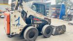 Máy xúc lật Bobcat S570 kèm chổi quét bụi cũ