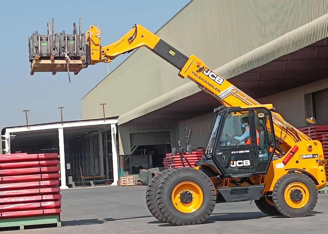 Xe xúc đổ cao vun đống