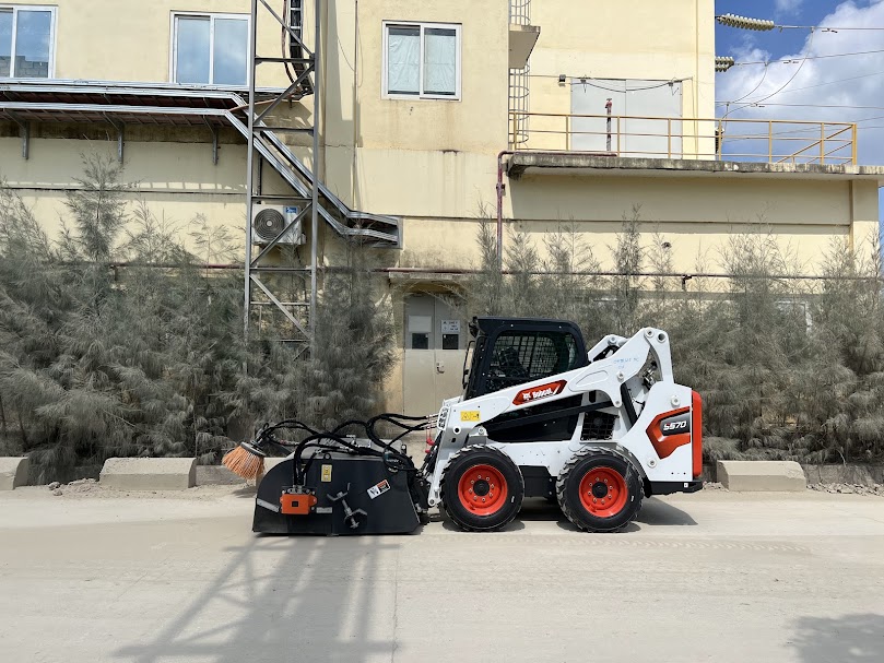 Bàn giao xe quét bụi xi măng