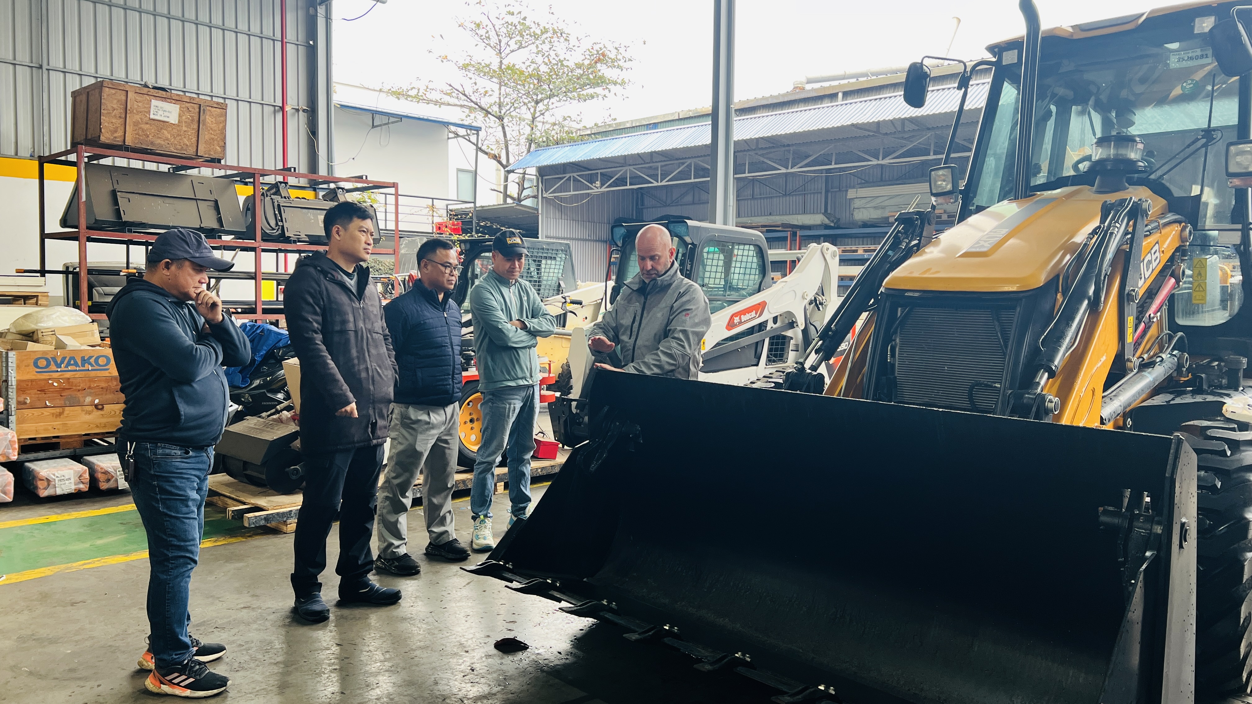 Chuyên gia đào tạo máy xúc liên hợp JCB 3CX