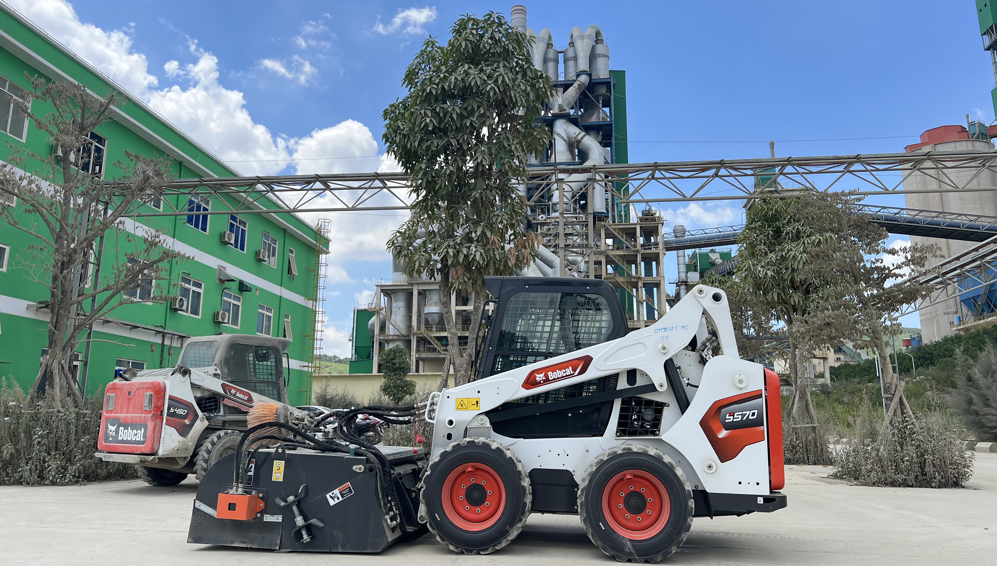 Máy quét bụi xi măng Bobcat S570