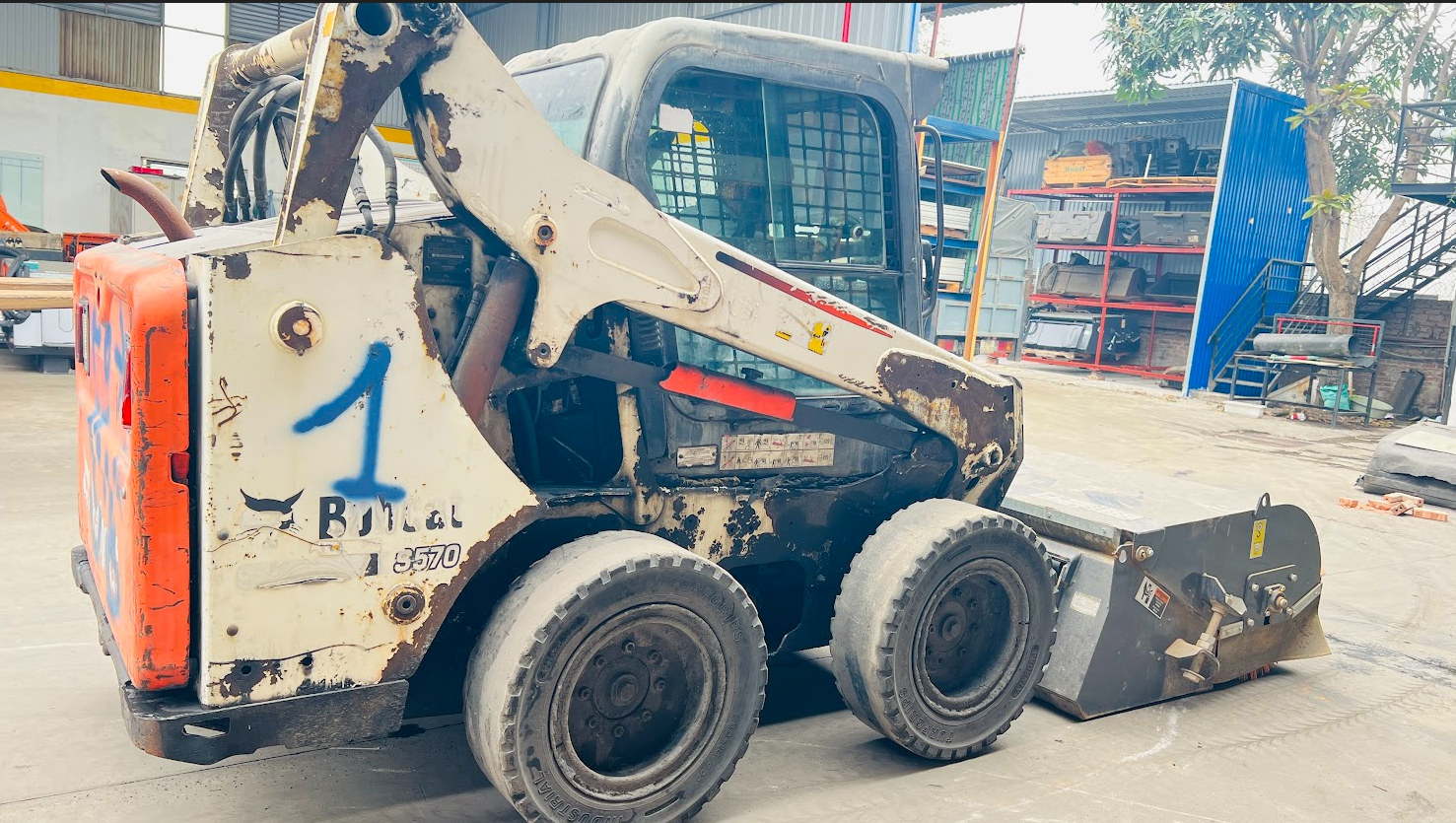 Máy xúc lật quét bụi Bobcat S570